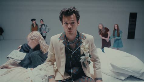 Harry Styles Takes Fans On A Journey In Bed For “late Night Talking” Music Video Watch Celeb