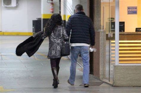 Видео namorado faz a minha maquilhagem ! Claudia Ohana curte cinema com novo namorado no Rio de ...