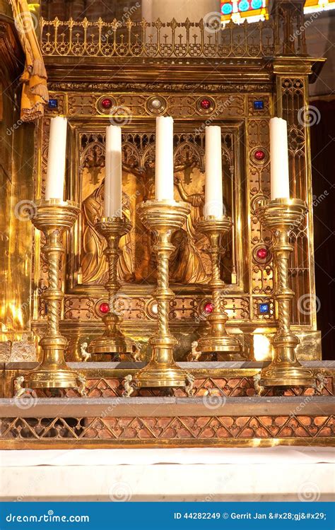 Altar De Oro Con Cinco Velas Imagen De Archivo Imagen De Detalle