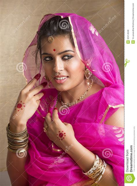 fille indienne de sourire dans le sari indien traditionnel photo stock image du lifestyle