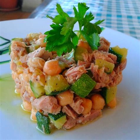 Una insalata fredda di legumi buonissima. Le Ricette di Simona: INSALATA DI CECI, TONNO E ZUCCHINE