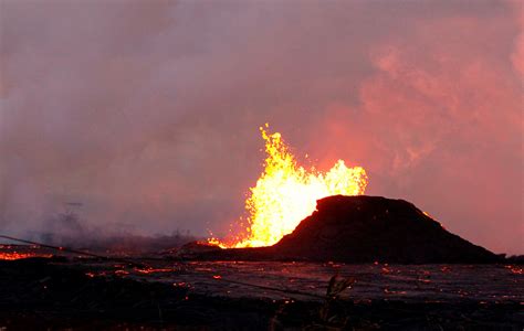 As Desemboca La Lava Del Volc N Kilauea En El Oc Ano Grupo Milenio