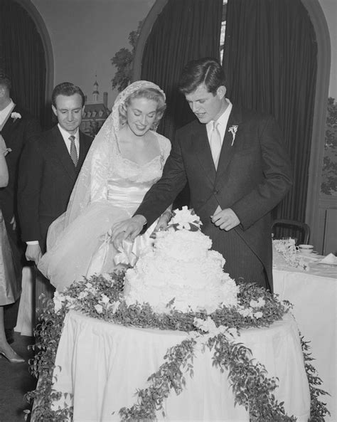 16 Vintage Celebrity Wedding Cakes You Ve Probably Never Seen Celebrity Weddings Wedding