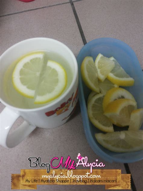 Minum air lemon hangat pada waktu pagi apabila anda bangun disangka akan membantu menggerakkan sistem pencernaan. Blog Qekra: Minum Air Suam Bersama Hirisan Lemon...