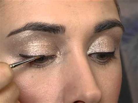 Opta per bigodini autobloccanti o autoadesivi da utilizzare senza forcine: Eyeliner Tutorial Occhi: come si mette? - YouTube