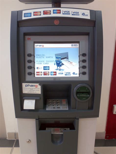 Velká banka, u které jsou hlavní náplní podnikání spotřebitelské úvěry všeho druhu, leasingy, kreditní karty a refinancování či konsolidace. Test: Ne každý bankomat je váš přítel, když zapomenete ...