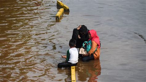 Monsoon Floods Inundate Indonesian Capital Jakarta More Than 1000