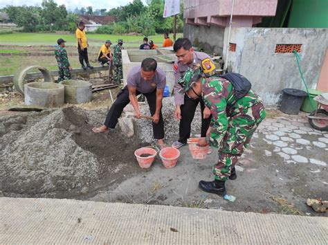 Gabungan Tni Polri Serta Warga Masyarakat Kerja Bakti Sosial Di Mushola Nurul Huda Divisi