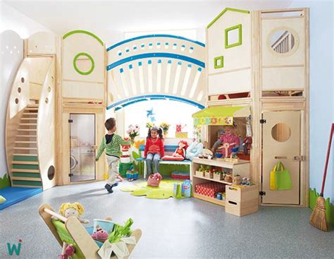 Baumhaus aus holz in minimalistischem stil mit leiter und spielplatz. Das #Spielhaus ein echter Hingucker. In den beiden Türmen ...