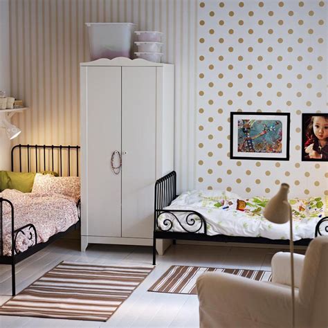 Chaque enfant doit avoir son propre coin nuit et un espace bureau à lui pour faire ses devoirs. Une chambre d'enfant pour deux | Ikea minnen bed, Ikea ...