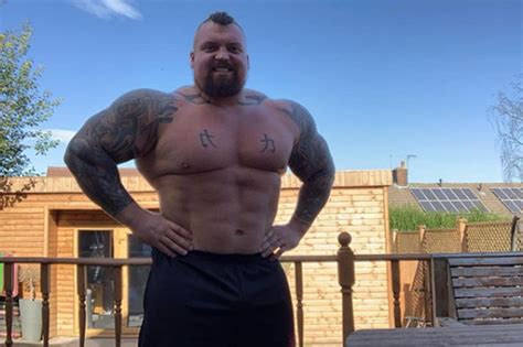 Worlds Strongest Man Eddie Hall Shows Off Six Pack After 5 Stone