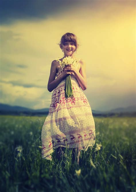 무료 이미지 자연 잔디 사람들 식물 소녀 여자 머리 일몰 사진술 목초지 햇빛 아침 꽃 아이 귀엽다