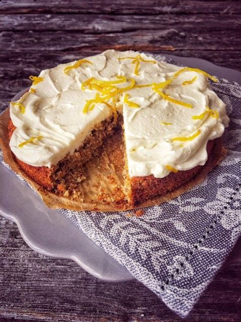 Donauwellen kuchen is made with layers of chocolate and vanilla cake, tart cherries, german buttercream, and chocolate ganache. Low Carb Karotten-Kuchen mit Frischkäse-Frosting ...