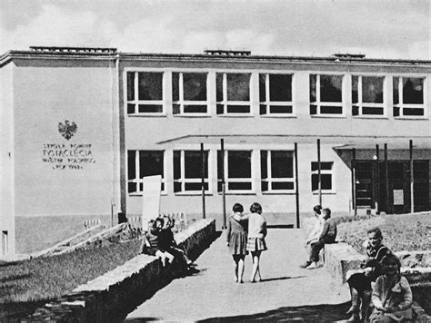 Sfilmowano przemówienia, wizytację wnętrza szkoły, widok izb lekcyjnych, wejście pierwszych uczniów. Szkoły Tysiąclatki w Szczecinie - idea i architektura