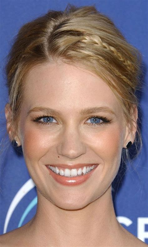 Just two to three turns in the braid is enough and you need not make it elaborate. A Mini-Plait Hairstyle | Lächeln