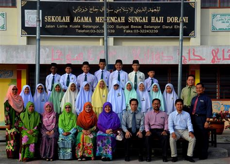 0 ratings0% found this document useful (0 votes). Gambar Guru, Pengawas & Sidang Redaksi SAM Sungai Haji Dorani