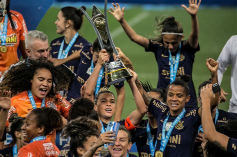 corinthians comemorando a conquista do tricampeonato brasileiro feminino