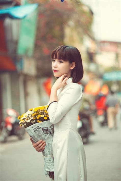 Khởi nguồn từ chiếc áo giao lãnh bốn vạt ở thế kỷ 17, áo dài việt nam đã trải qua nhiều biến đổi để phục vụ cho nhu cầu và vai trò của người phụ nữ ở mỗi thời điểm trước khi dần định hình vào những năm 1960. Những Kiểu Tóc Ngắn Kết Hợp Với Áo Dài Của Người Phụ Nữ ...