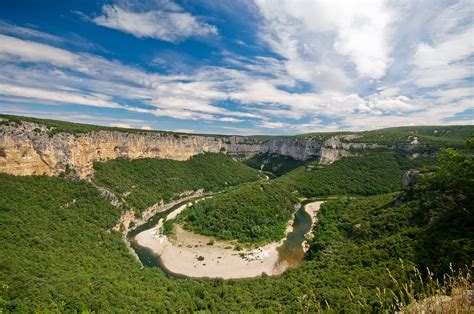 Un Río Atravesando Un Gigantesco Puente Natural En Francia Garganta