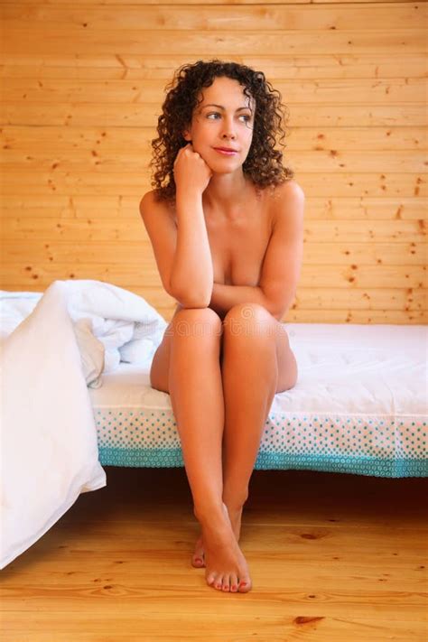 Naakte Hete Vrouwenzitting Op Bed In Houten Ruimte Stock Foto Image