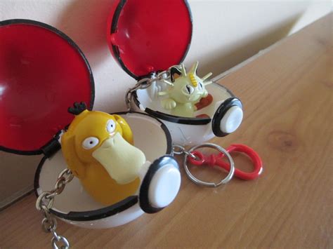 2 Original Pokemon Pokeball Keychains 1999 Nintendo Meowth And Psyduck