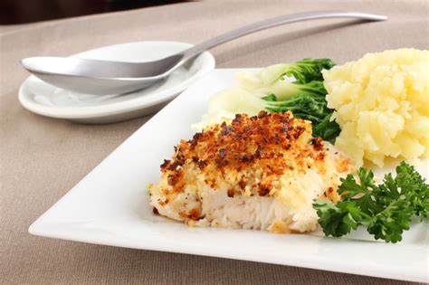 Spennellate la sogliola con un po' di olio extravergine di oliva e spolverizzatela con abbondante pangrattato mescolato alle erbe aromatiche. Sogliola gratinata in padella | Ginger & Tomato