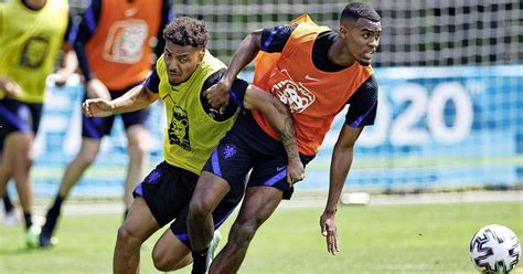 Мален дониелл (donyell malen) футбол нападающий нидерланды 19.01.1999. Oranje met Donyell Malen en Ryan Gravenberch tegen Noord ...
