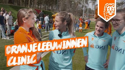Renate jansen (fc twente), inessa kaagman (brighton) loes geurts (bk hacken) e. ORANJELEEUWINNEN CLINIC met ANOUK HOOGENDIJK, LIEKE ...