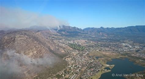 It started as a small fire at the base of devil's peak, the right shoulder of table mountain, in the middle of the morning. Cape Town Photos Today as Fires Continue on Hottest Day in ...