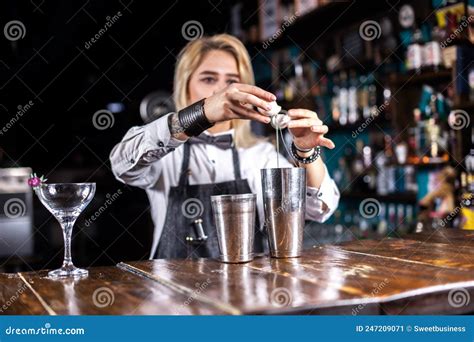 Girl Barman Mischt Hinter Der Bar Einen Cocktail Stockbild Bild Von