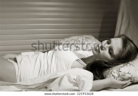 Pretty Sensual Girl Sleeping Bedroom Stockfoto Redigera Nu