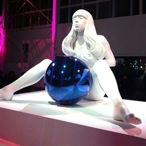 Lady Gaga Artrave Her Jeff Koons Statue