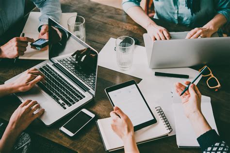Von zu hause aus arbeiten. DIE WICHTIGSTE AUSRÜSTUNG FÜR DEIN HOMEOFFICE