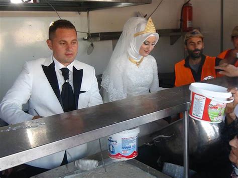 Turkish Wedding Video Husband And Wife Share Wedding Feast With 4000