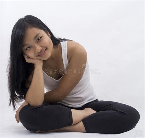 Милая азиатская девушка на размышлять предпосылки Стоковое Изображение изображение
