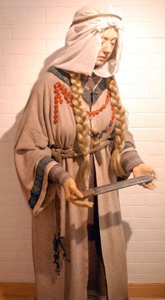 Anglo Saxon Costume Anglo Saxon Female Clothing And Artifacts Based