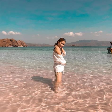 Asyik Berenang Di Pantai Ayu Ting Ting Pede Pakai Bikini Super Seksi