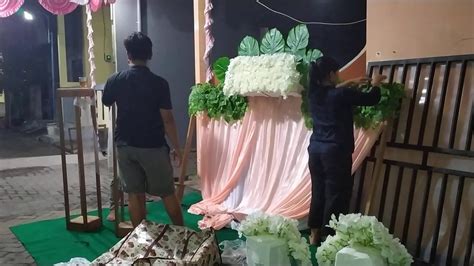 Backdrop sederhana bertema rustic ini cocok unt dijadikan latar foto lamaran atau ngunduh mantu. Tutorial Pasang Backdrop lamaran - YouTube