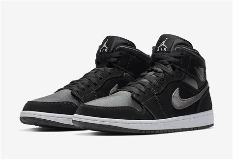 One of the most popular jordan 1 mid colorways recently due to similarity with the jordan 1. Air Jordan 1 Mid Black Grey 852542-012 Release Date - SBD