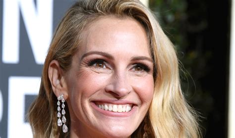 Julia Roberts Flashes Her Signature Smile At Golden Globes 2019 2019