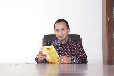 Para pemimpin ini memperlakukan semua orang atau karyawan dengan setara, ramah, serta tidak membuat batasan antara pimpinan dan karyawan. Relasi Muhammadiyah dengan Negara: Corak dan Gaya ...