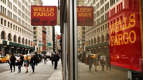 Us Government Fines Wells Fargo 3 Billion For Its Staggering Fake Accounts Scandal Cnn Business
