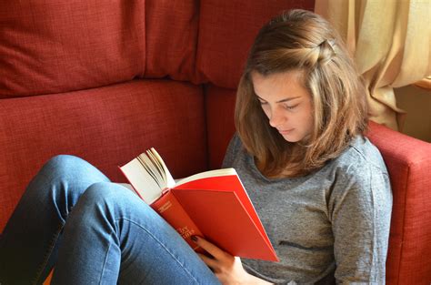 Gratis billeder hånd Bestil roman læse person pige læsning rød ungdom siddende