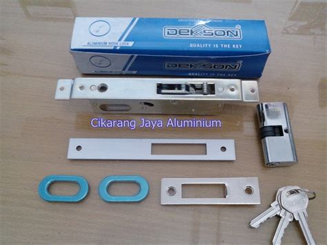 Hal ini dapat mempersulit aksi pelaku kejahatan yang ingin membobol pintu tersebut. Jual Kunci pintu sliding / geser 8423 Dekson di lapak ...
