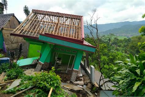 Bencana Tanah Bergerak Di Tegalkaso Sukabumi Pada Jumat Rusakkan