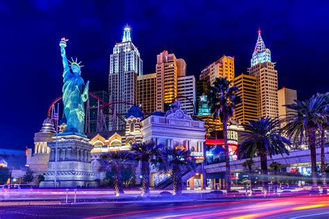 Houses And A Statue Of Liberty In The Night Las Vegas Usa Wallpapers