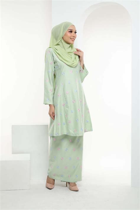 Translated to english, it means enclosed dress. Baju Kurung Warna Warni (Beige Green) - Omar Ali