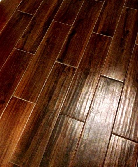 Tile That Looks Like Hardwood Flooring Add The Warmth Of The Look Of Wood With A Practical