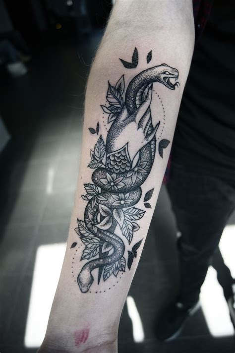 Snake tattoo on back shoulder. snake tattoo | Snake tattoo, Serpent tattoo, Tattoos