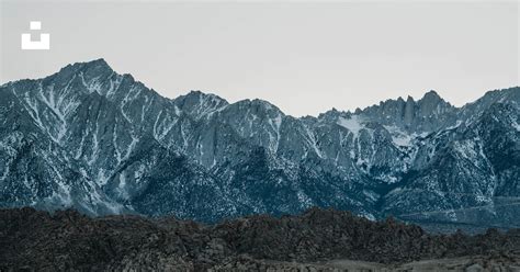낮에는 하얀 하늘 아래 회색 바위 산 사진 Unsplash의 무료 앨라배마 힐스 이미지